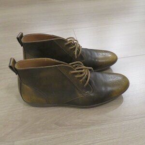JOHN FLUEVOG Olive Chukka Boot. Great condition. Size 10.